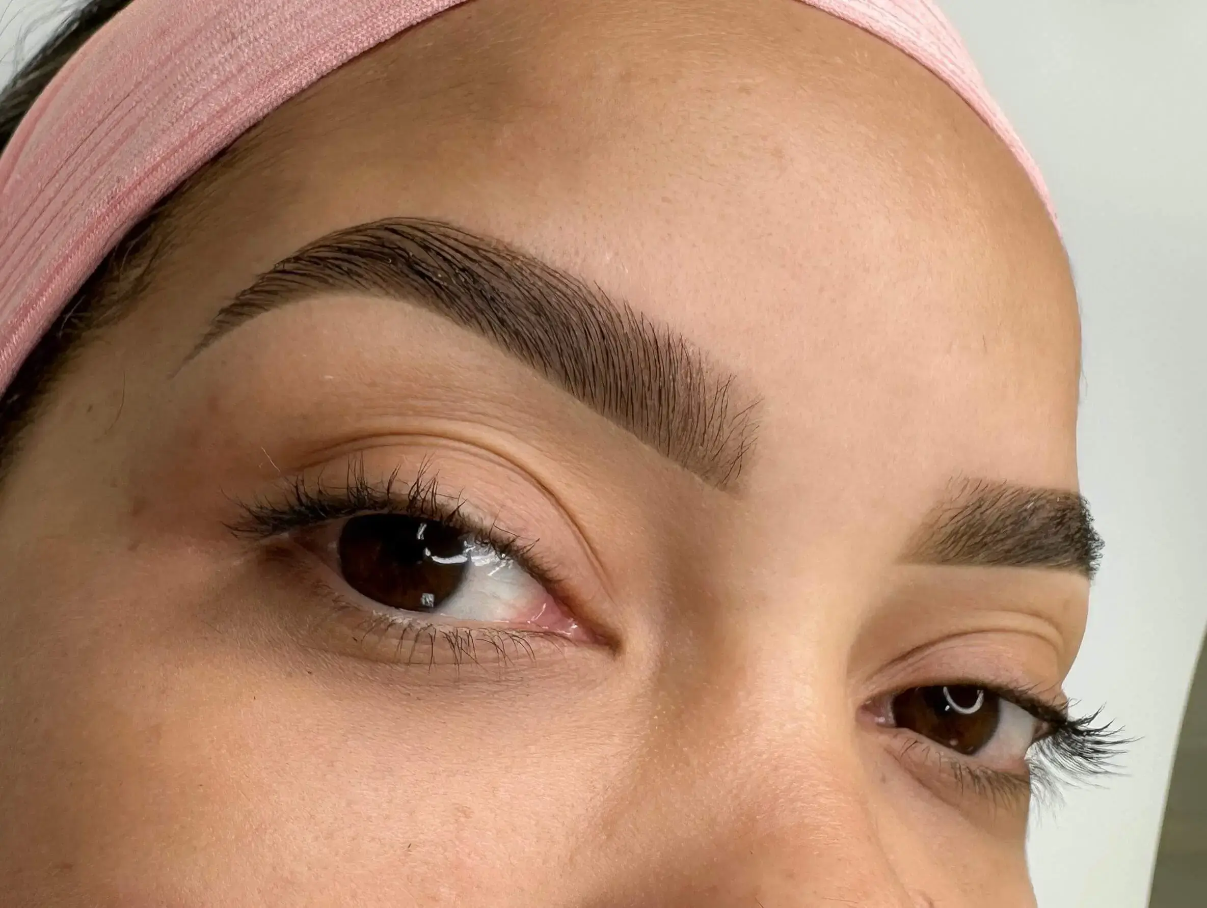 Antes e depois de um design de sobrancelhas profissional feito por aluna.