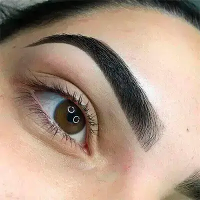 Sobrancelha finalizada com acabamento profissional, por aluna do método.